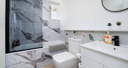 Modern 5 Bed-2 Bath Apartment