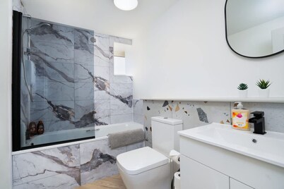 Modern 5 Bed-2 Bath Apartment