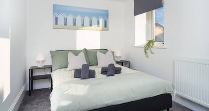Modern 5 Bed-2 Bath Apartment
