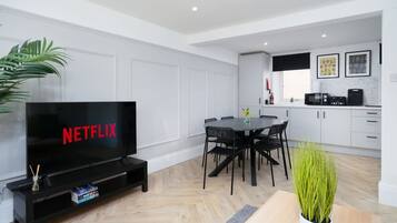 Apartment | 5 bedrooms, desk