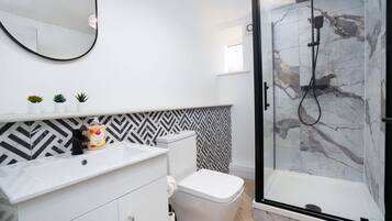 Apartment | 5 bedrooms, desk