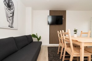 House | 4 bedrooms, desk