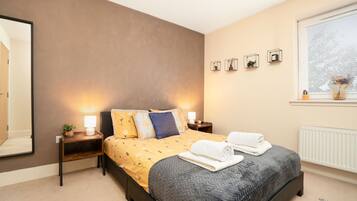 Apartment | 2 bedrooms, desk