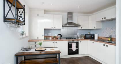 Near Airport - Free Parking