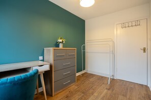 House | 2 bedrooms, desk, Internet