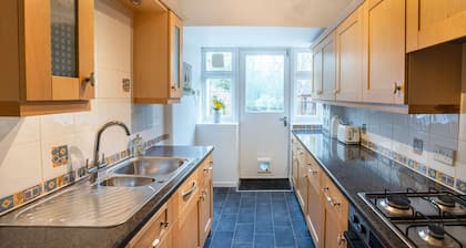 Large-2 Bed House-free Parking