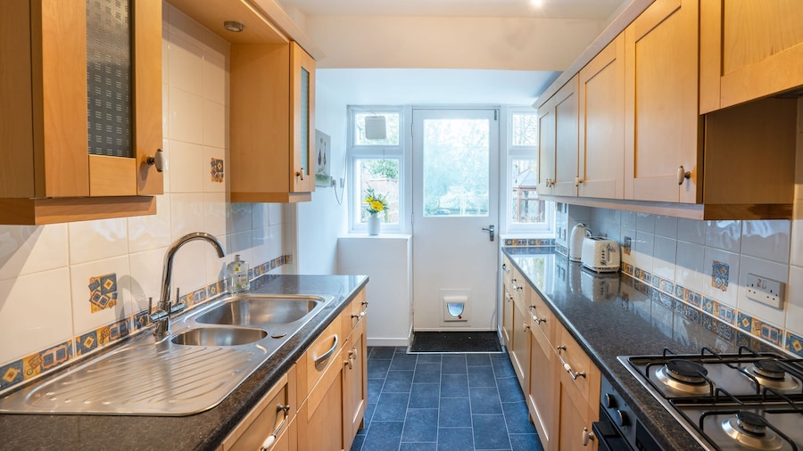 Large-2 Bed House-free Parking