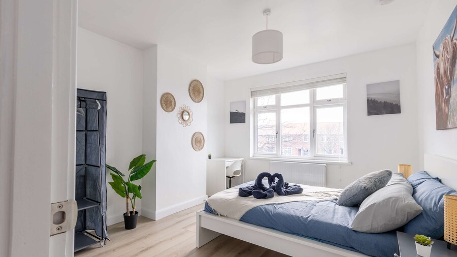 Free Parking - 4 Bedroom House