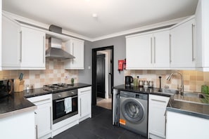 House - 3 Bedroom House - Free Parking (Dunfermline)