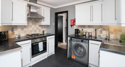 3 Bedroom House - Free Parking