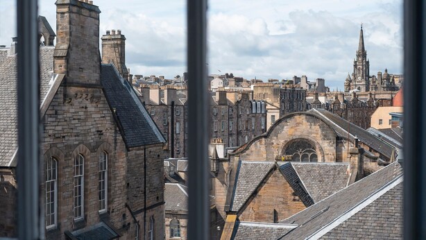Un paysage urbain d’importance historique, avec une église imposante et un clocher élancé.