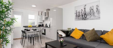 House | 4 bedrooms, desk, Internet