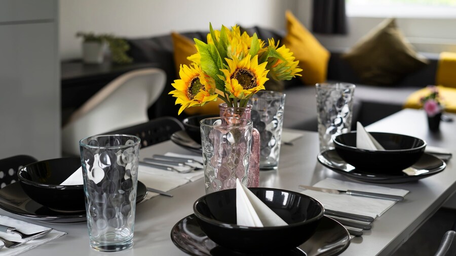 Modern 4 Bed House-free Parking