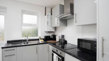 Rumah | 4 kamar tidur, meja kerja, dan internet