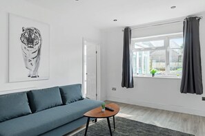 4 bedrooms, desk