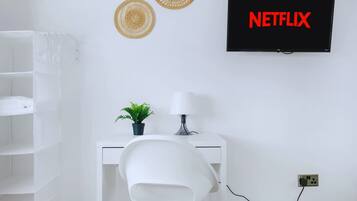 House | 4 bedrooms, desk