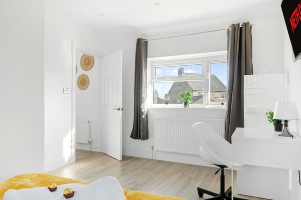 House | 4 bedrooms, desk