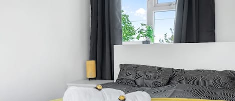 House | 4 bedrooms, desk