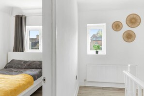 4 bedrooms, desk