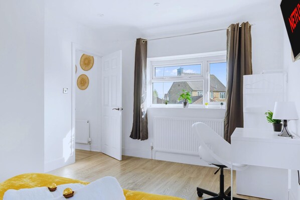 House | 4 bedrooms, desk - 4 Bedrooms - 3 Bathrooms House (Alfreton)