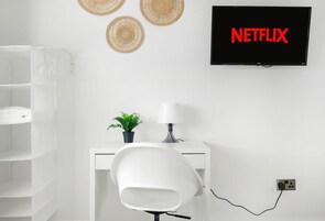 House | 4 bedrooms, desk