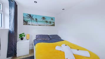 House | 4 bedrooms, desk