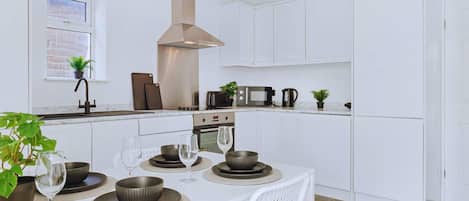 House | 4 bedrooms, desk