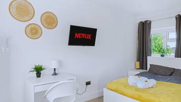 House | 4 bedrooms, desk