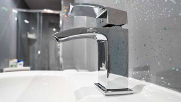 2 عدّة غرف نوم ومكتب