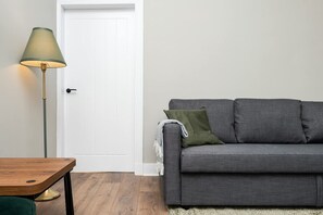 Apartment | 2 bedrooms, desk - 2 Bedroom Flat - Free Parking (Inverurie)