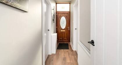 2 Bedroom Flat - Free Parking