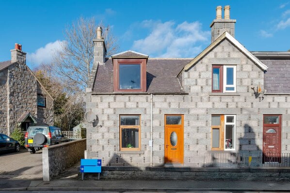 Apartment | 2 bedrooms, desk - 2 Bedroom Flat - Free Parking (Inverurie)