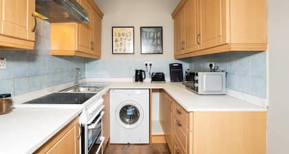 2 Bedroom Flat - Free Parking