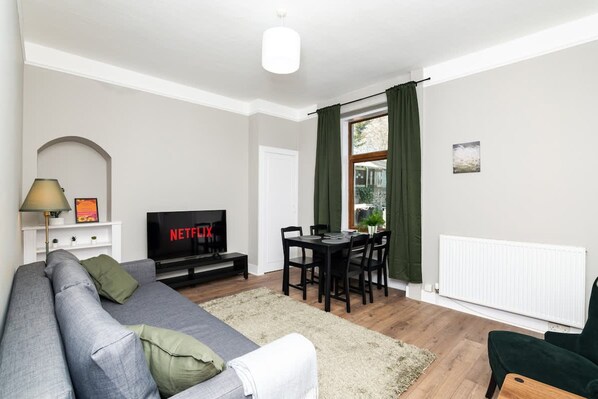 Apartment - 2 Bedroom Flat - Free Parking (Inverurie)