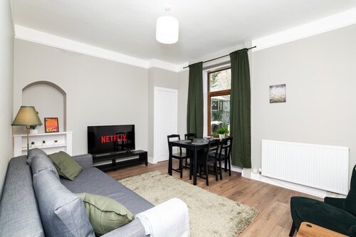 2 Bedroom Flat - Free Parking