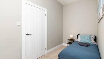 Apartment | 2 bedrooms, desk