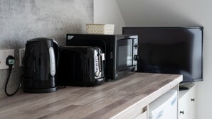 A kitchenette with a coffee maker, microwave, and a basket on the counter. - Cosy Fully Equipped Studio 5 Close to University (Aberdeen)