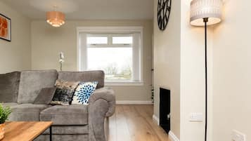 House | 3 bedrooms, desk