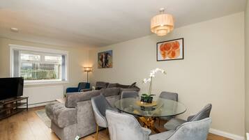 House | 3 bedrooms, desk