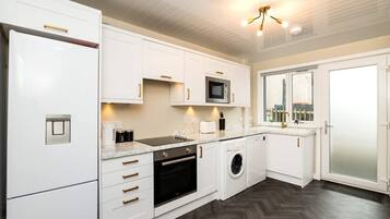 House | 3 bedrooms, desk