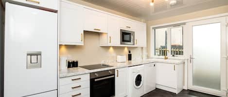 House | 3 bedrooms, desk