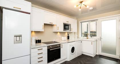 3 Bed House With Driveway