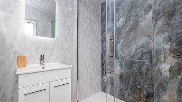 House | 3 bedrooms, desk