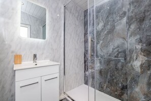 House | 3 bedrooms, desk