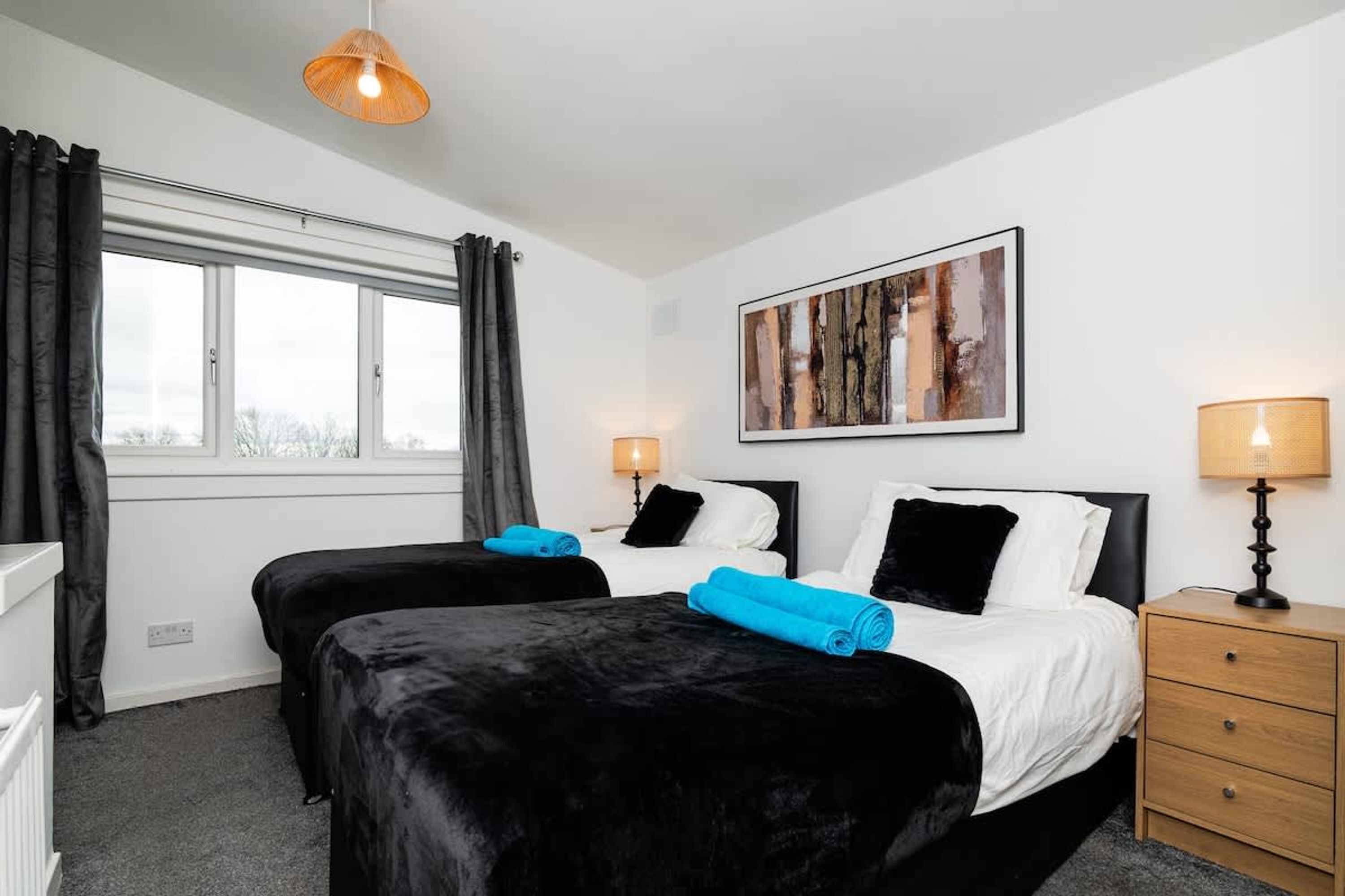 House | 3 bedrooms, desk