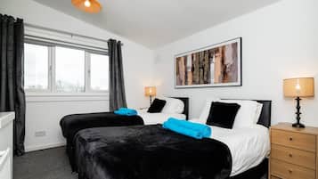 House | 3 bedrooms, desk