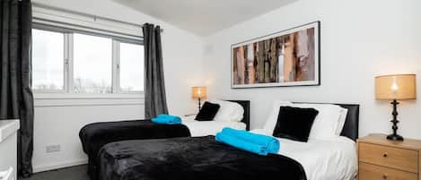 House | 3 bedrooms, desk