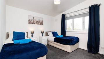House | 3 bedrooms, desk