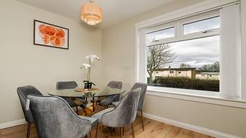 House | 3 bedrooms, desk