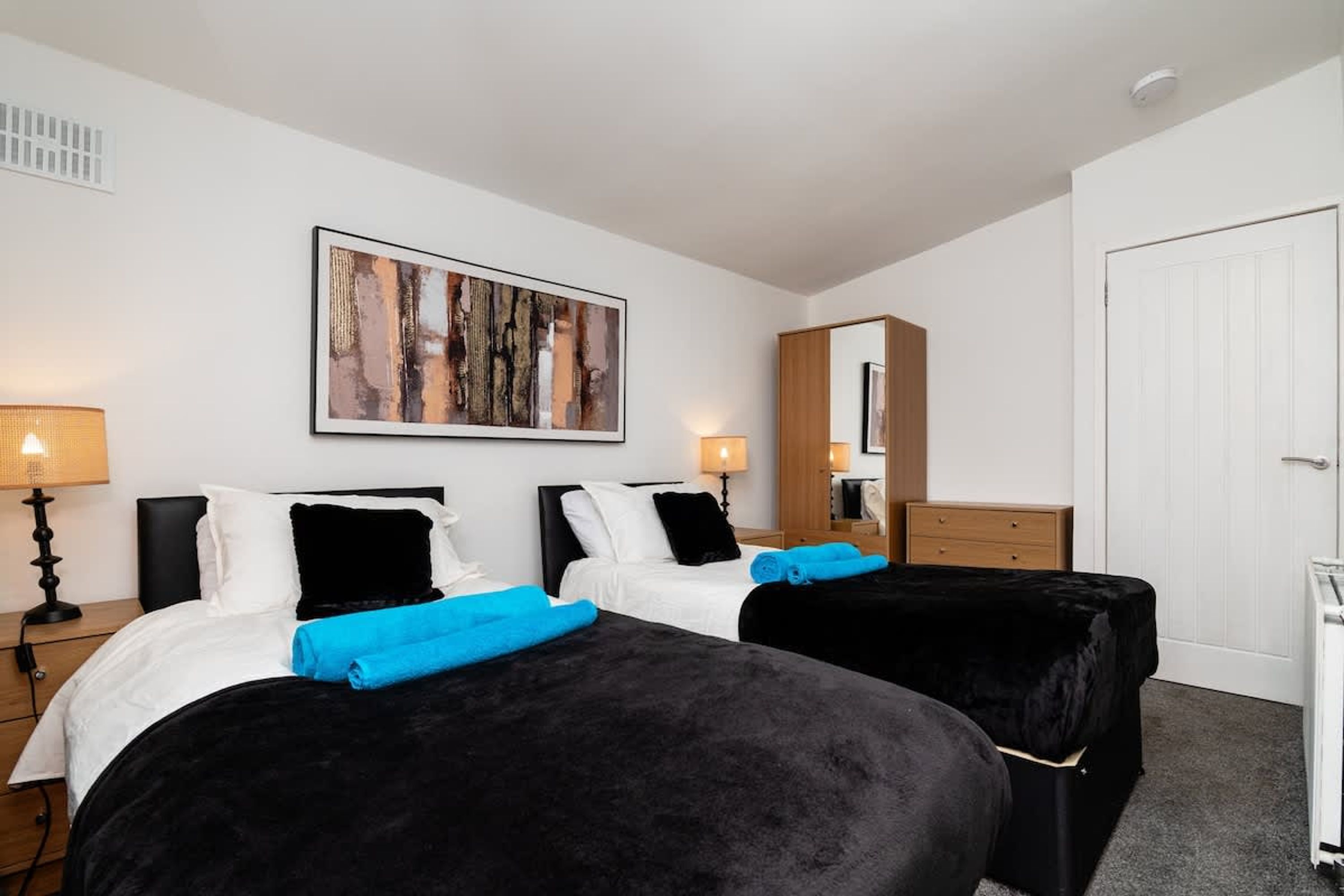 House | 3 bedrooms, desk
